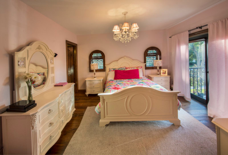 Modelo de habitación de invitados grande con paredes púrpuras y suelo de madera oscura