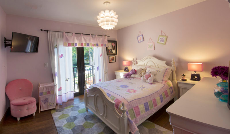 Idée de décoration pour une grande chambre d'amis avec un mur violet et parquet foncé.
