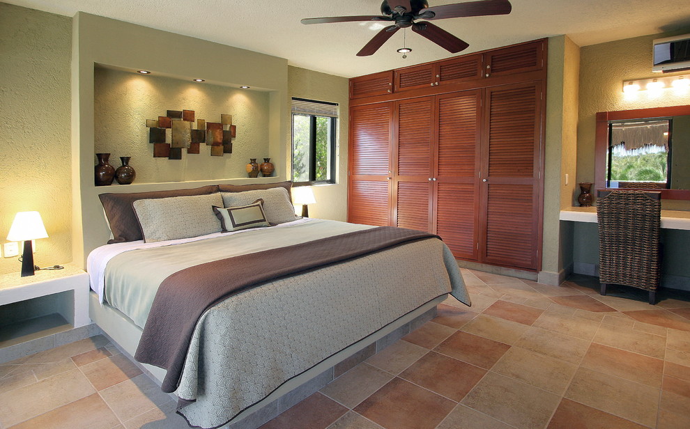 Ispirazione per una camera da letto tropicale con pareti beige