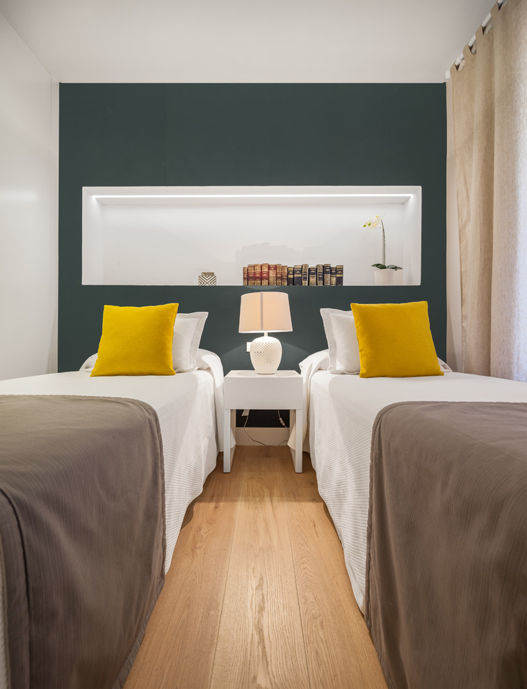 Idee per una camera da letto contemporanea con pareti verdi, pavimento in legno massello medio e pavimento marrone