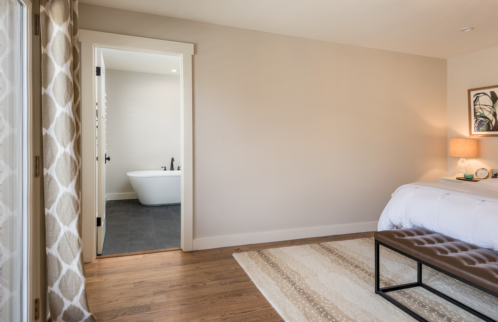 Imagen de dormitorio principal contemporáneo de tamaño medio sin chimenea con paredes beige, suelo de madera oscura y suelo marrón