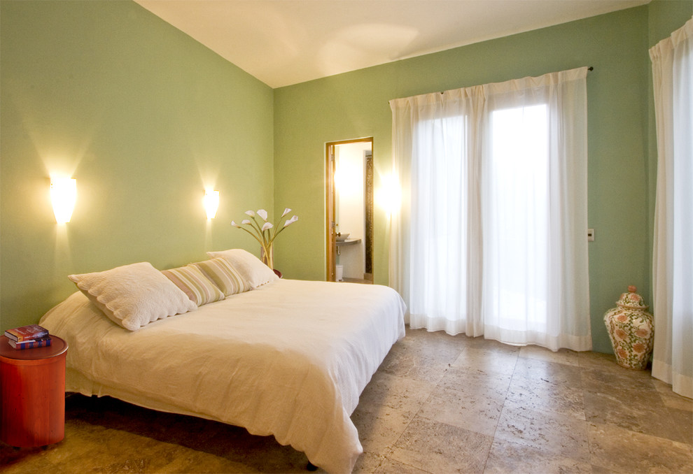 На фото: спальня в стиле фьюжн с зелеными стенами и тюлем с