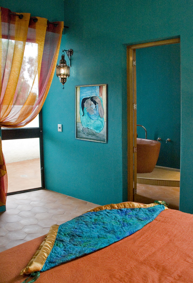 メキシコシティにあるサンタフェスタイルのおしゃれな寝室 (緑の壁、シアーカーテン)