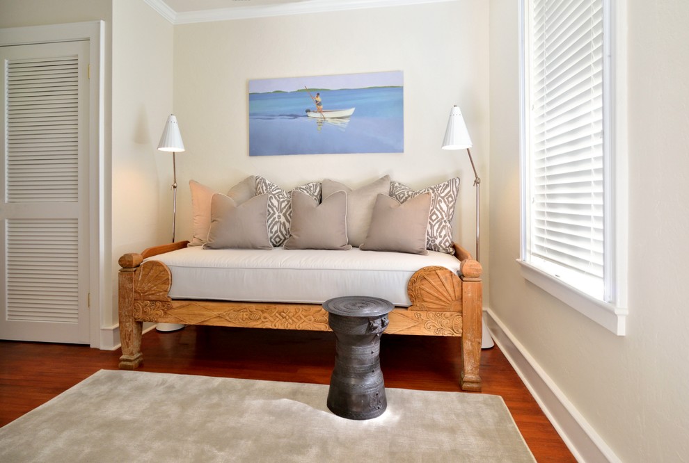 Foto på ett eklektiskt sovrum, med beige väggar, mellanmörkt trägolv och beiget golv
