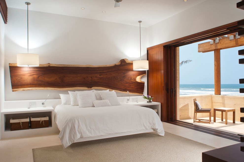 На фото: большая хозяйская спальня в морском стиле с белыми стенами с