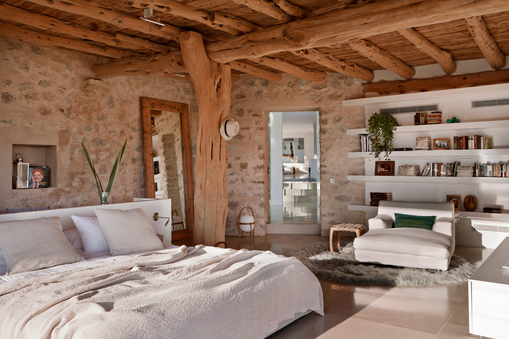 Ejemplo de dormitorio principal rural de tamaño medio sin chimenea con paredes marrones y suelo de baldosas de cerámica