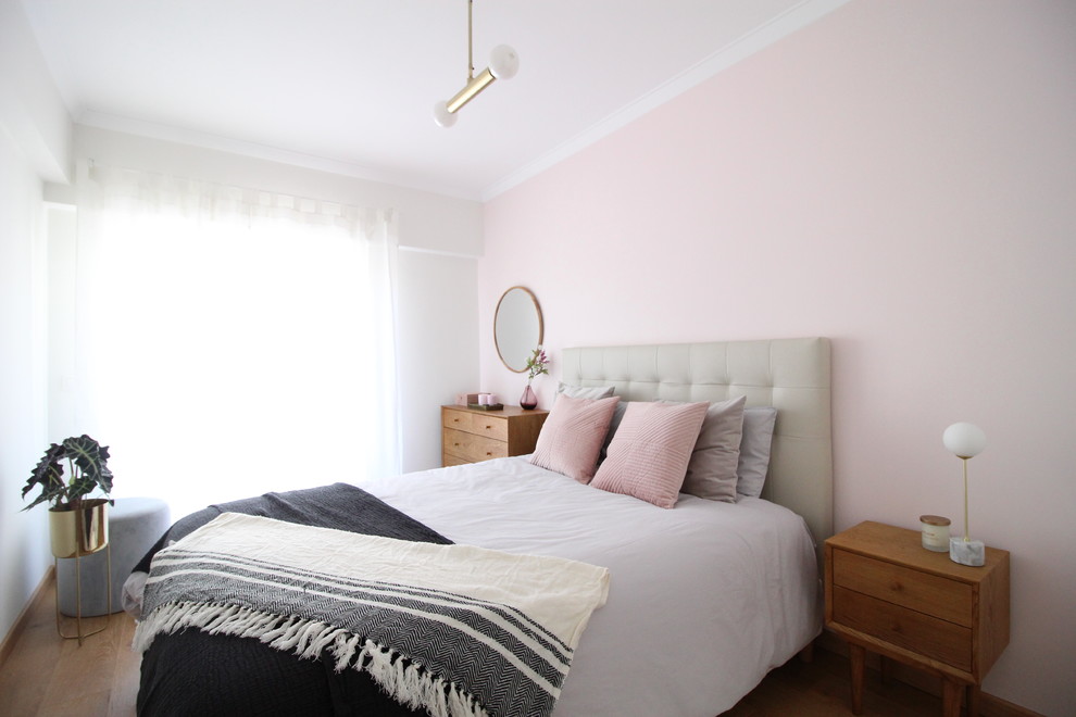 他の地域にある北欧スタイルのおしゃれな主寝室 (ピンクの壁、無垢フローリング、茶色い床) のインテリア