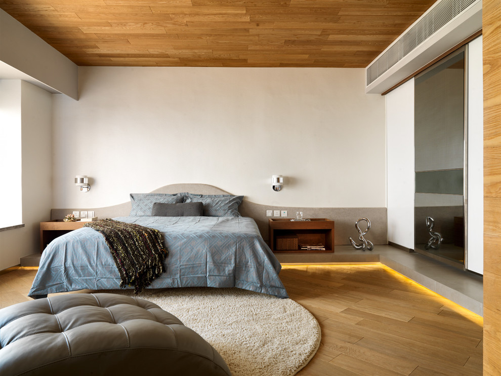 Idee per una camera matrimoniale design di medie dimensioni con pareti beige, parquet chiaro e pavimento marrone