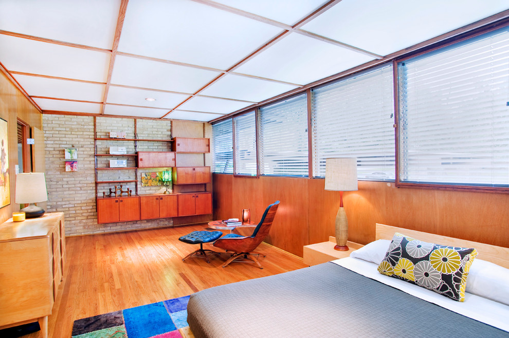 Foto di una camera da letto minimalista con pavimento in legno massello medio