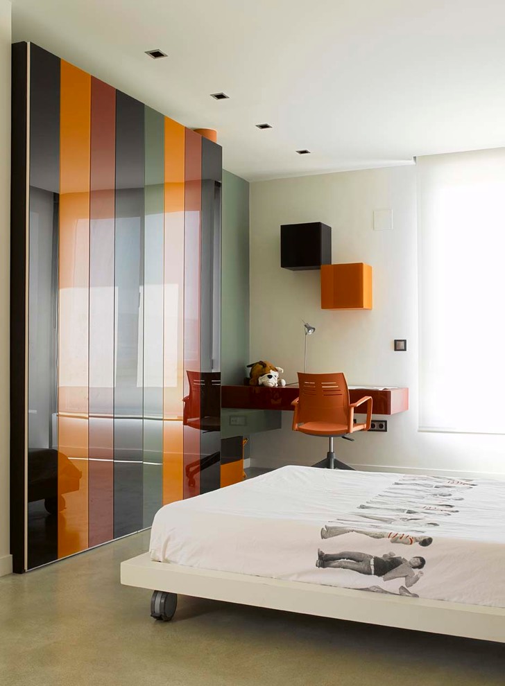 Идея дизайна: хозяйская спальня среднего размера в стиле модернизм с белыми стенами, бетонным полом и серым полом