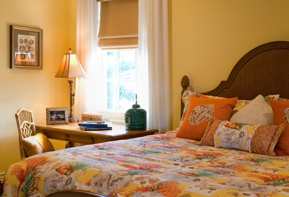 Modelo de dormitorio tropical con paredes amarillas