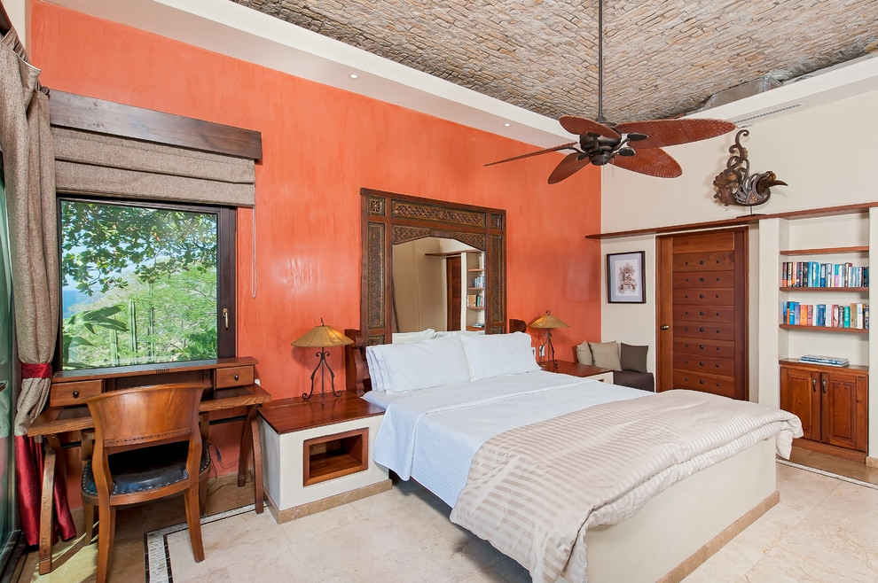 他の地域にある地中海スタイルのおしゃれな寝室 (オレンジの壁) のインテリア