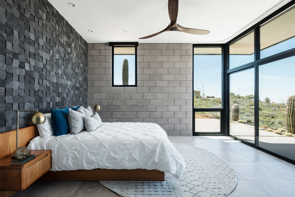 На фото: хозяйская спальня в современном стиле с черными стенами, полом из керамогранита и серым полом без камина