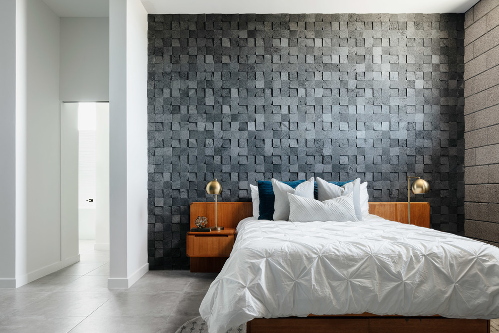 Идея дизайна: хозяйская спальня в современном стиле с черными стенами, полом из керамогранита и серым полом