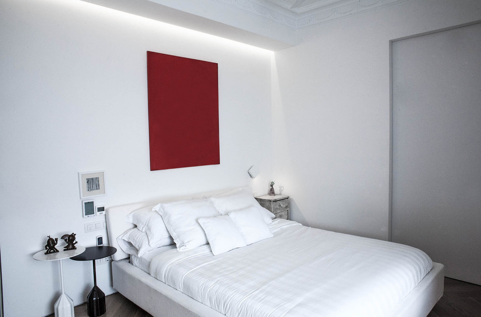 Photo of a contemporary bedroom in Valencia.