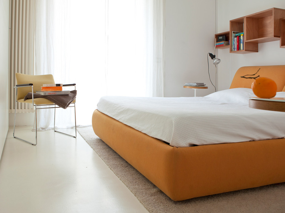Пример оригинального дизайна: хозяйская спальня в стиле модернизм с белыми стенами и полом из керамогранита