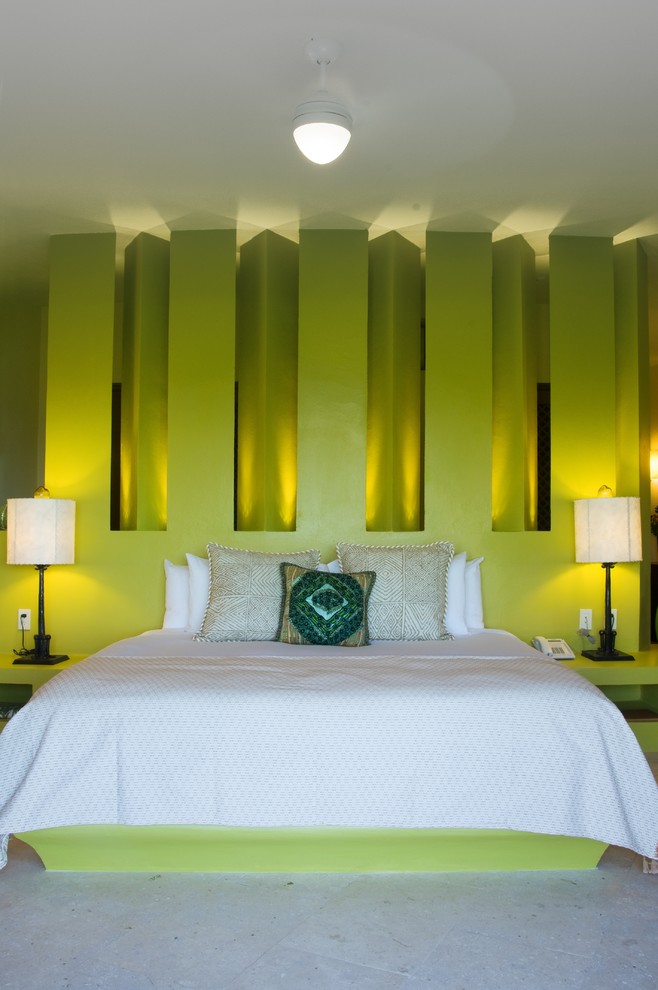 Пример оригинального дизайна: спальня в стиле фьюжн с зелеными стенами
