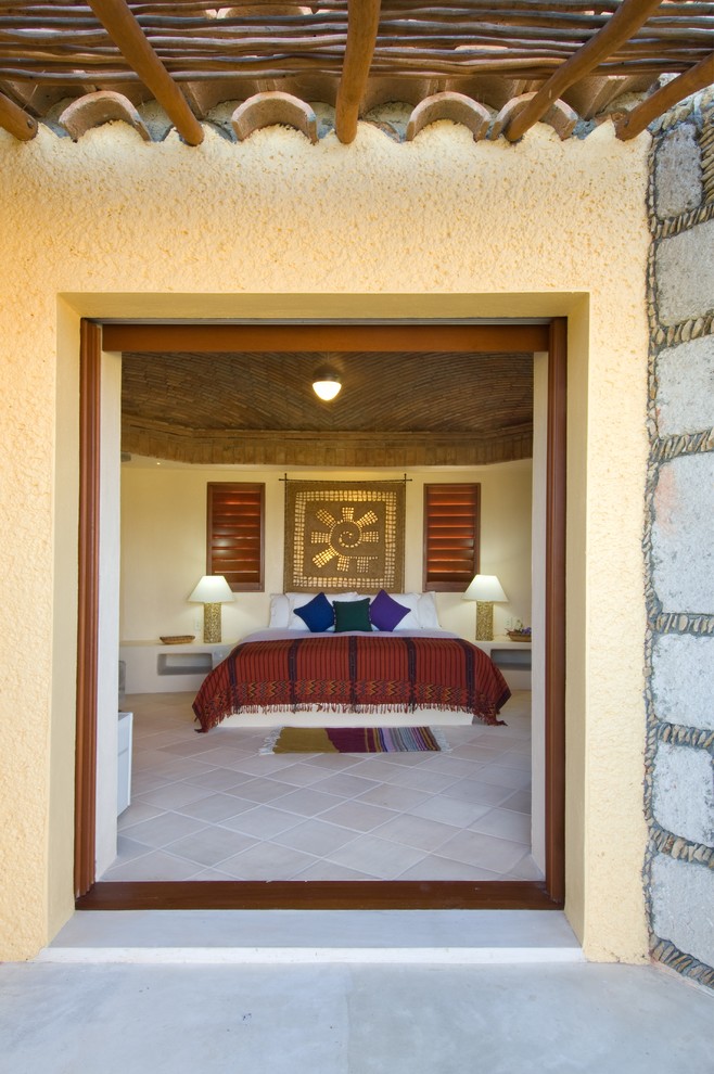 Esempio di una camera da letto mediterranea con pareti beige