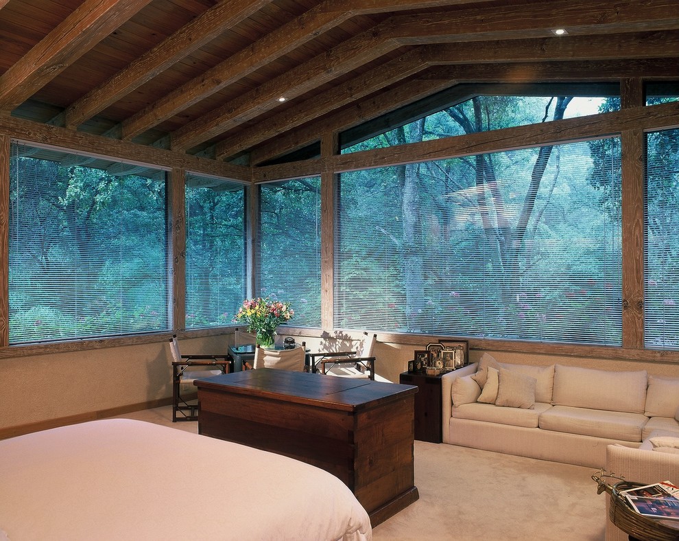 Пример оригинального дизайна: спальня в современном стиле с ковровым покрытием