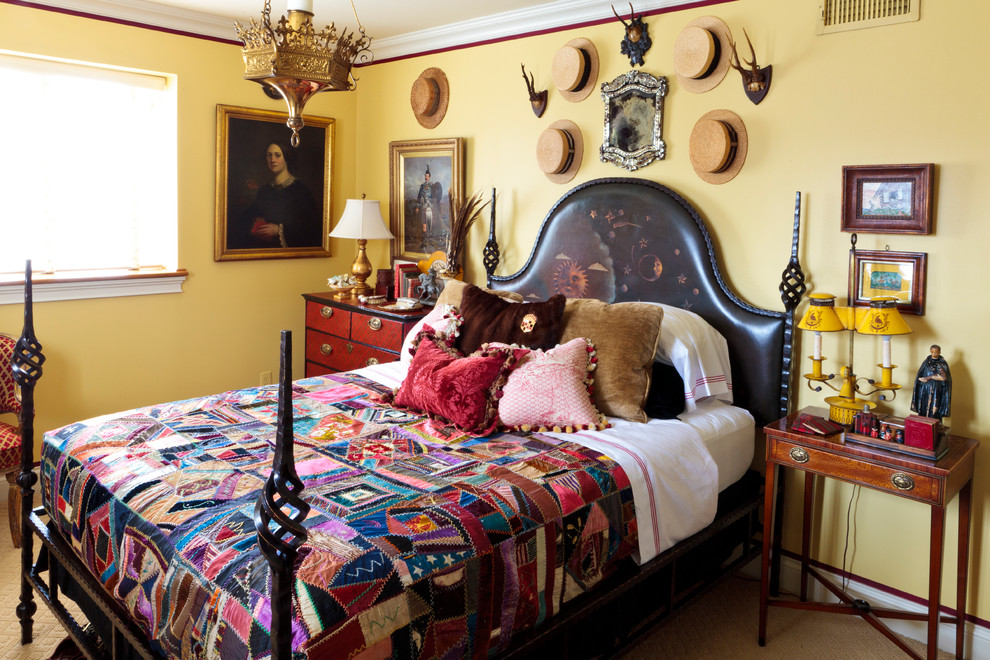 Immagine di una camera da letto mediterranea con pareti gialle e moquette
