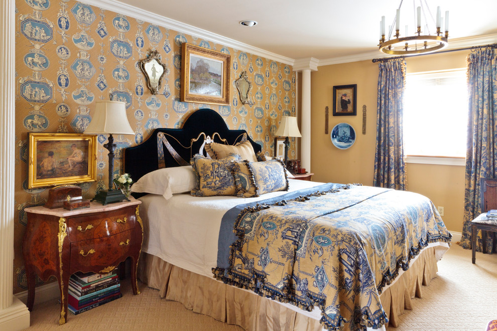 Immagine di una camera da letto mediterranea con pareti beige e moquette