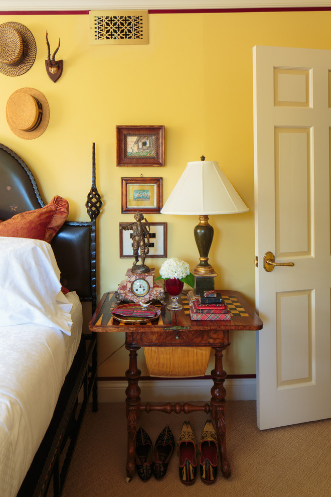 На фото: спальня в средиземноморском стиле с желтыми стенами с