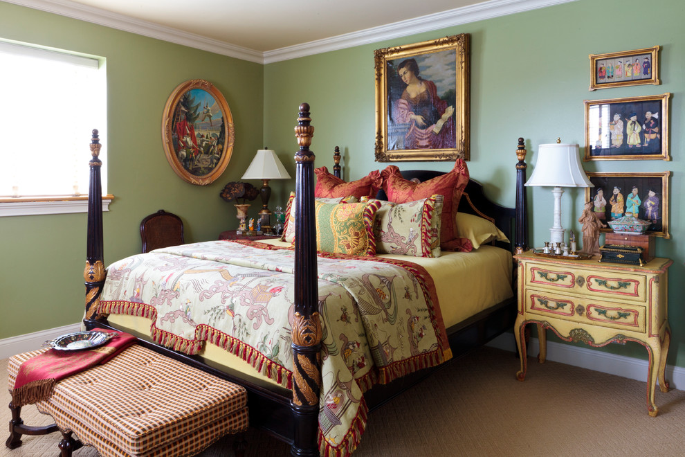 Mediterranes Schlafzimmer mit grüner Wandfarbe und Teppichboden in Sonstige