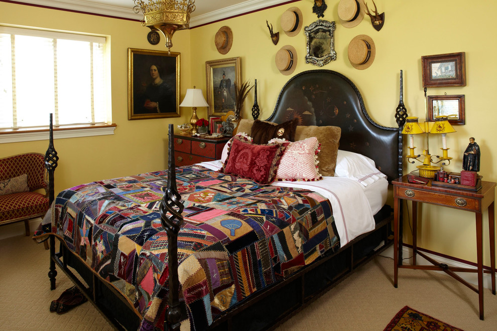 Klassisches Schlafzimmer mit gelber Wandfarbe in Sonstige