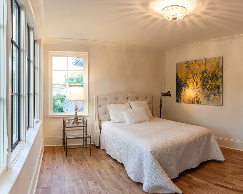 На фото: гостевая спальня среднего размера, (комната для гостей) в стиле неоклассика (современная классика) с белыми стенами и светлым паркетным полом с