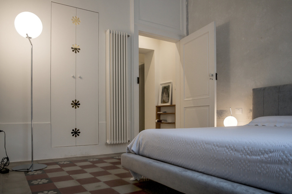 Идея дизайна: хозяйская спальня в средиземноморском стиле с сводчатым потолком, бетонным полом и разноцветным полом