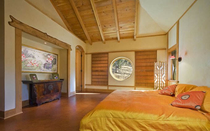 Modelo de dormitorio principal ecléctico de tamaño medio sin chimenea con paredes blancas, suelo de cemento y suelo beige