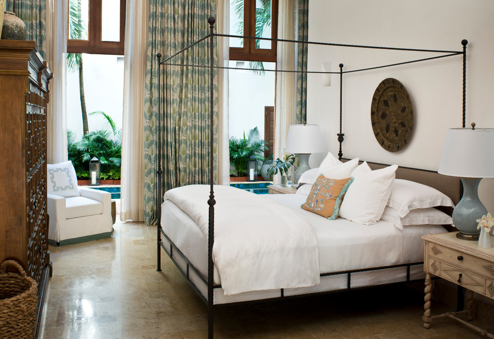 Idee per una camera da letto tropicale con pareti bianche