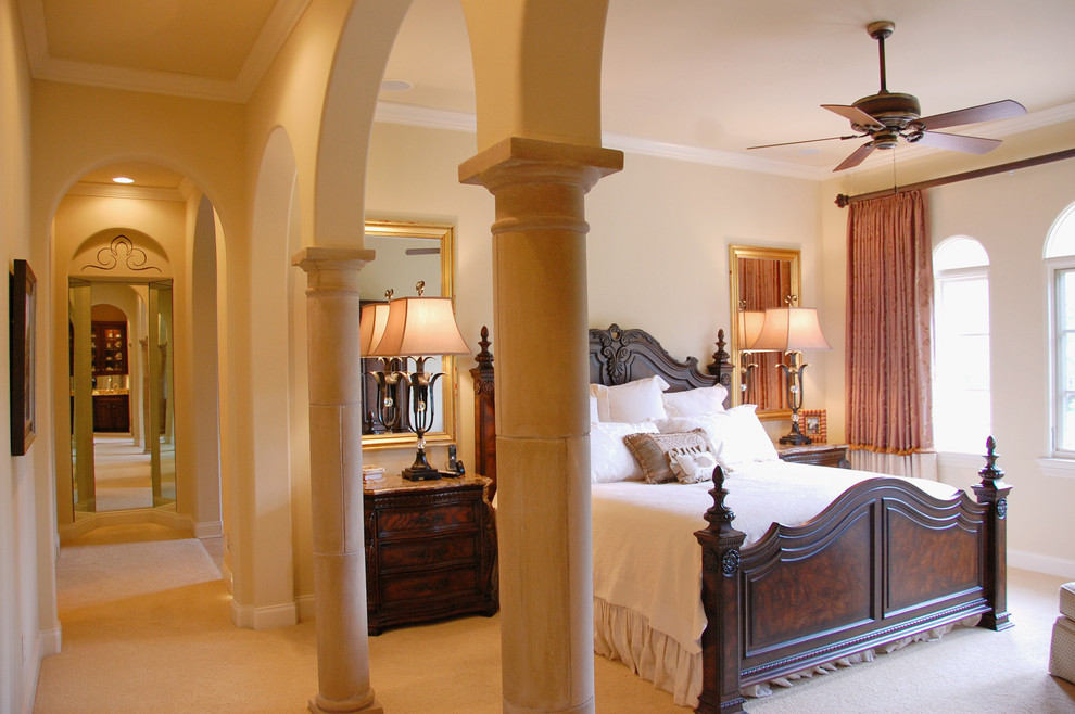 Стильный дизайн: огромная хозяйская спальня в средиземноморском стиле с желтыми стенами и ковровым покрытием без камина - последний тренд