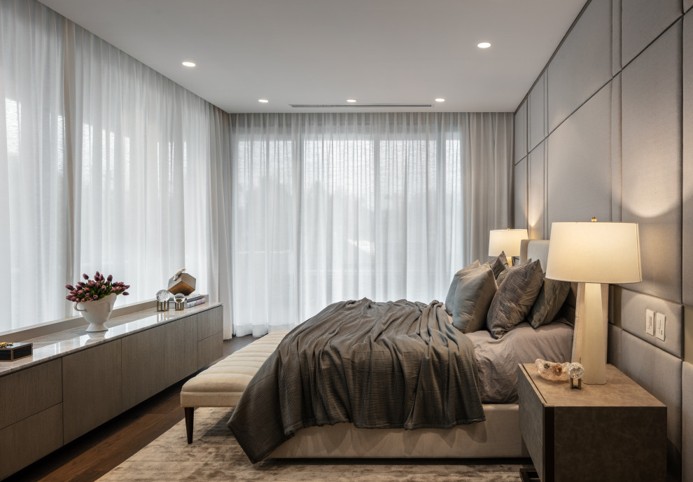 Стильный дизайн: большая хозяйская спальня в современном стиле с серыми стенами, паркетным полом среднего тона и коричневым полом - последний тренд