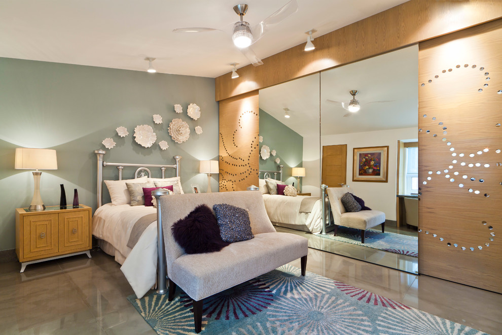 Пример оригинального дизайна: спальня в современном стиле с серыми стенами и бетонным полом без камина