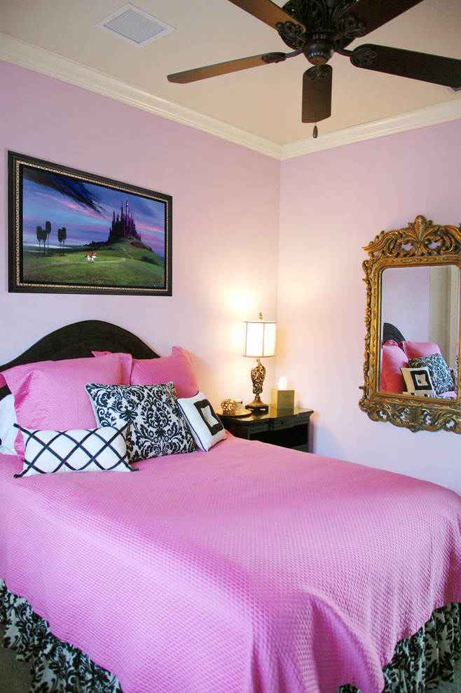 Bild på ett litet vintage gästrum, med rosa väggar och heltäckningsmatta