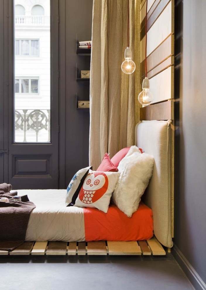 Bedroom - mid-sized contemporary bedroom idea in Barcelona with gray walls