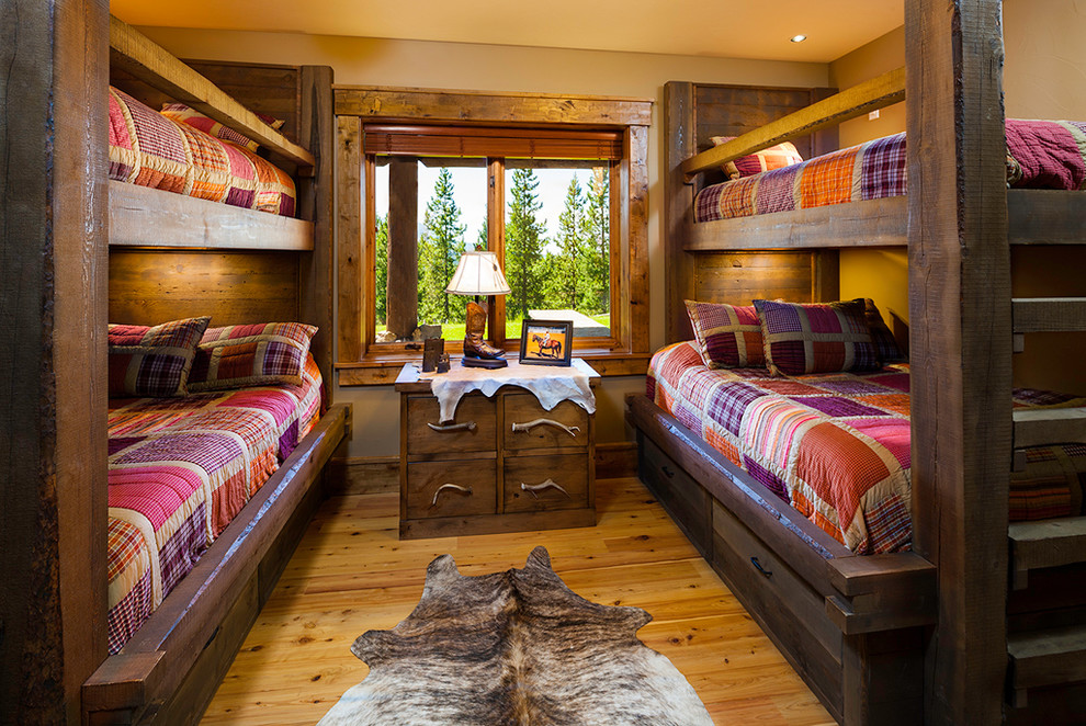Diseño de habitación de invitados rural de tamaño medio con paredes beige y suelo de madera clara
