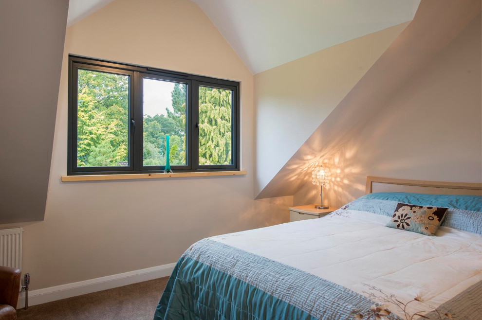 Foto de habitación de invitados nórdica de tamaño medio sin chimenea con paredes beige, moqueta y suelo beige