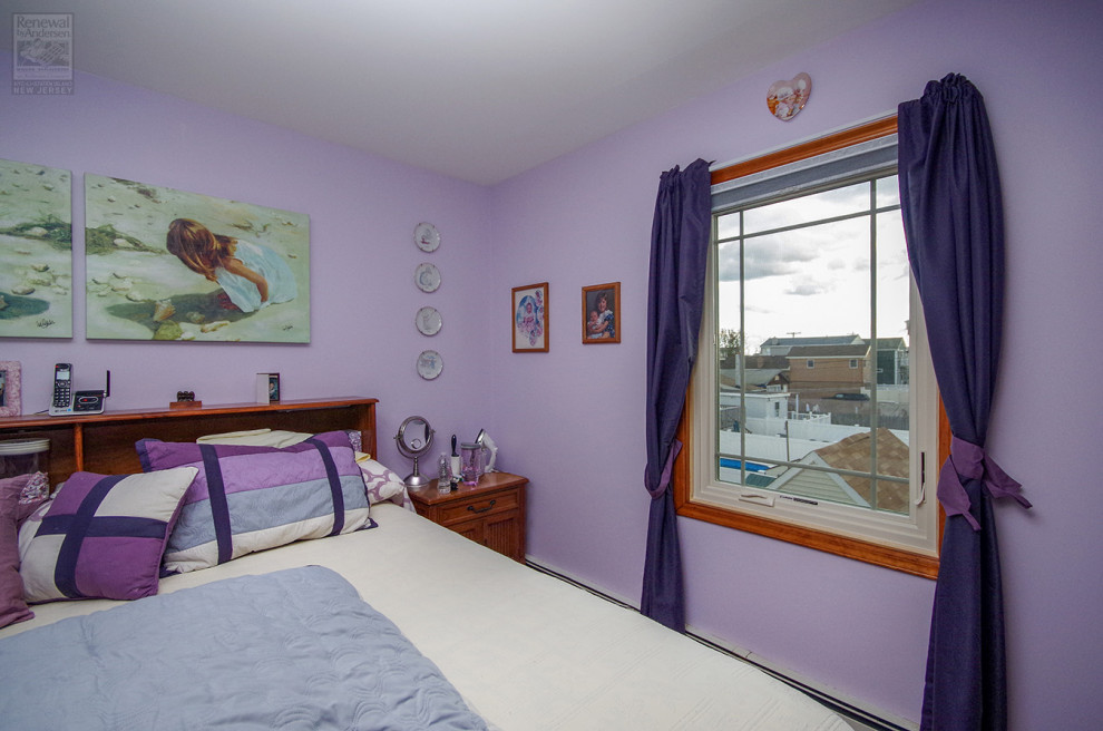 Foto de dormitorio pequeño sin chimenea con paredes púrpuras, moqueta y suelo gris