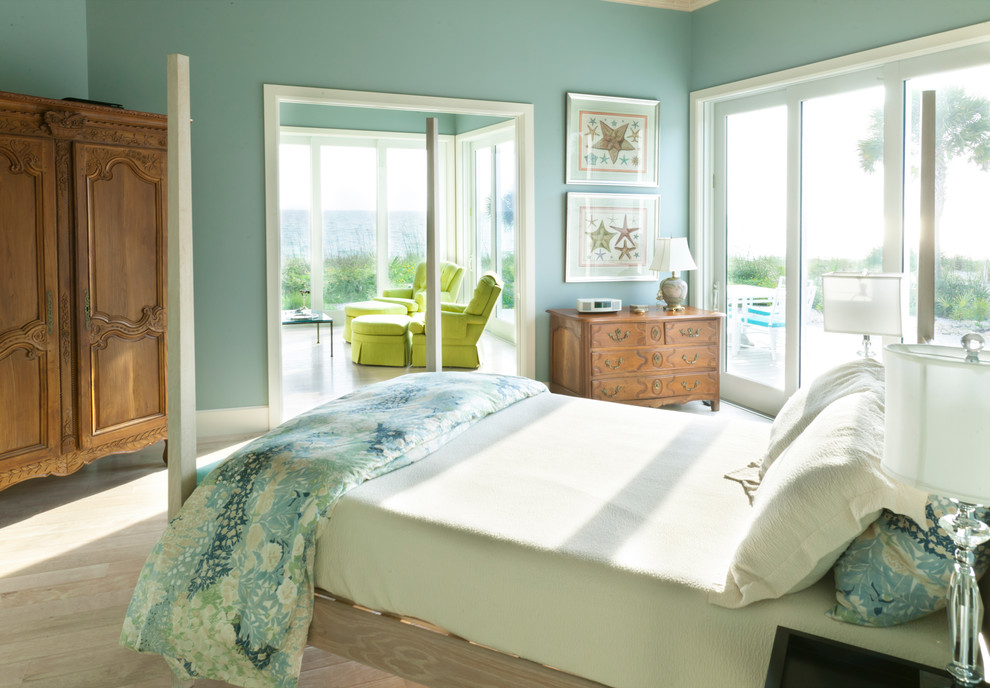 Пример оригинального дизайна: большая гостевая спальня (комната для гостей) в классическом стиле с синими стенами и светлым паркетным полом
