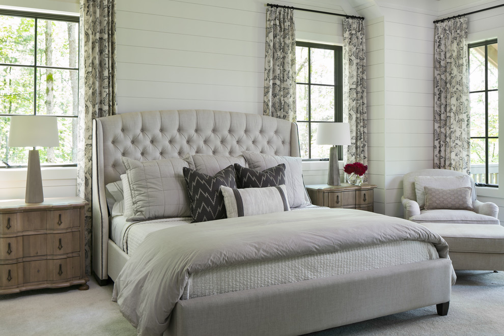 タンパにあるトランジショナルスタイルのおしゃれな主寝室 (白い壁、カーペット敷き、グレーの床)