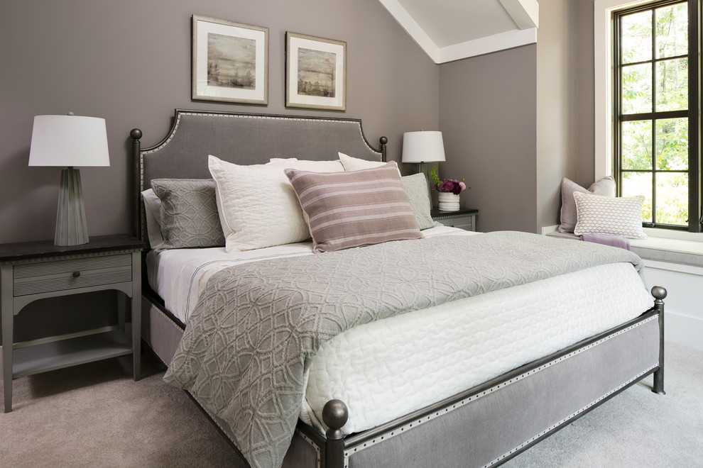 Diseño de habitación de invitados tradicional renovada con paredes grises, moqueta y suelo gris