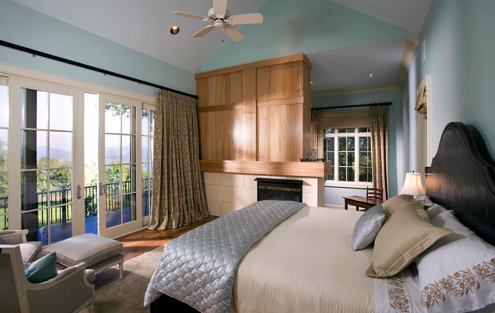Свежая идея для дизайна: гостевая спальня среднего размера, (комната для гостей) в стиле неоклассика (современная классика) с синими стенами, паркетным полом среднего тона и фасадом камина из плитки - отличное фото интерьера