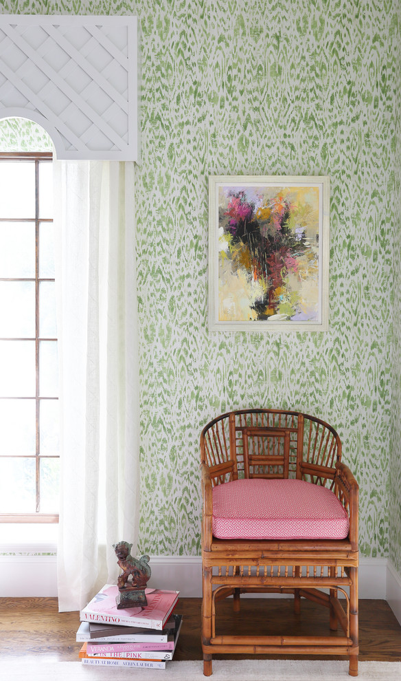 Immagine di una piccola camera degli ospiti tradizionale con pareti verdi