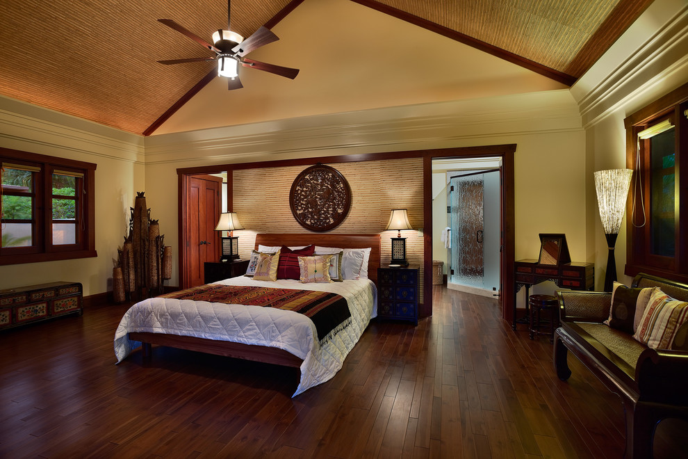 Foto de dormitorio principal de estilo zen grande sin chimenea con paredes amarillas, suelo de madera en tonos medios y suelo marrón