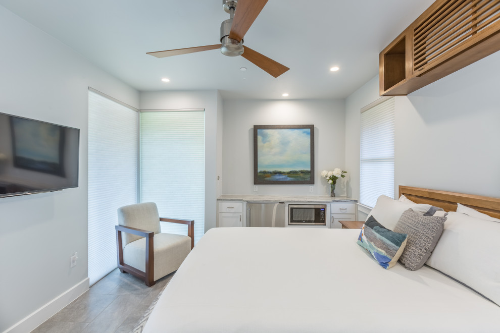 Идея дизайна: гостевая спальня среднего размера, (комната для гостей) в стиле модернизм с белыми стенами, полом из керамогранита и серым полом без камина