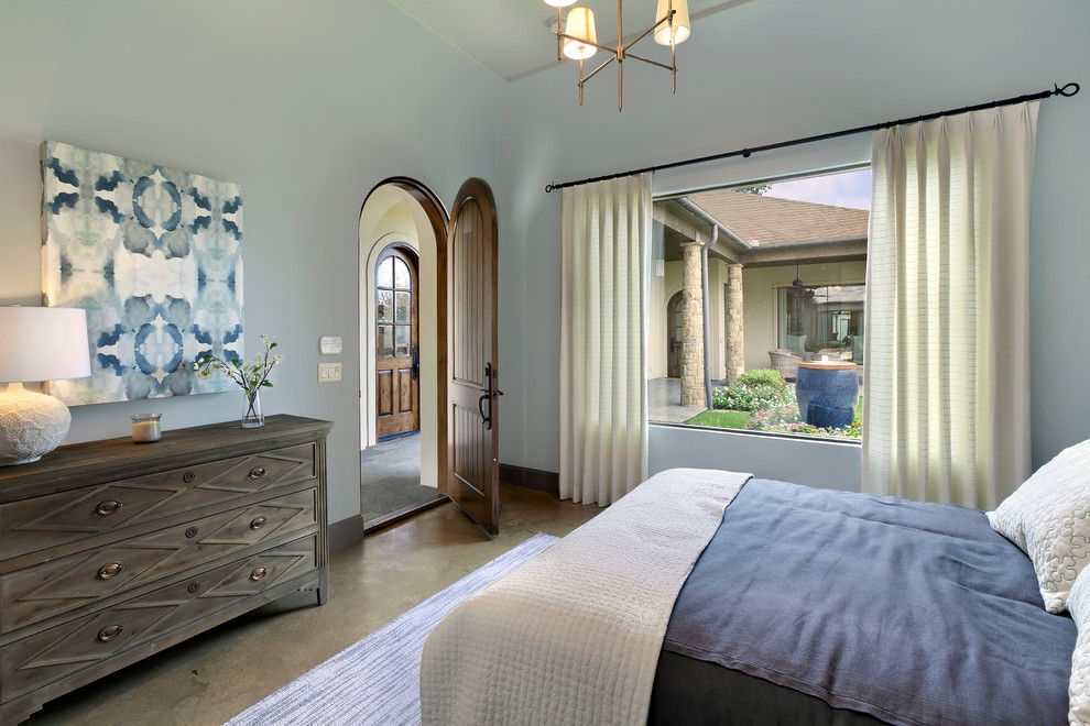 Идея дизайна: огромная гостевая спальня (комната для гостей) в стиле неоклассика (современная классика) с синими стенами и бетонным полом без камина