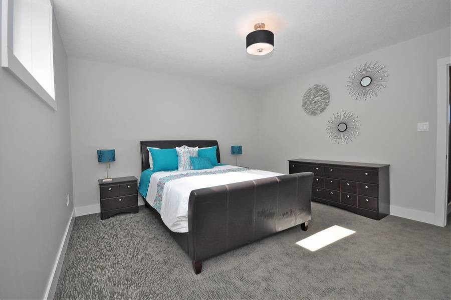 Foto de habitación de invitados contemporánea de tamaño medio con paredes grises, moqueta y suelo gris
