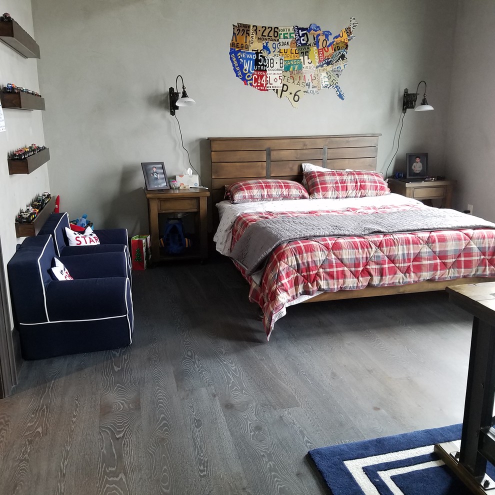 Foto på ett litet eklektiskt sovrum, med mörkt trägolv, svart golv och vita väggar